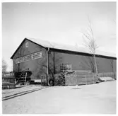 Vägstation H5, Vimmerby. Förrådsbyggnad, upplag av diverse material.