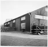 Vägstation H5, Vimmerby. Förrådsbyggnad, upplag av diverse material.