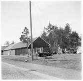 Vägstation H10, Vassmolösa. Garage- och förrådsbyggnad. Invid väg med gatsten.