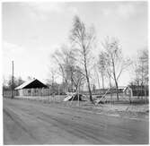 Vägstation H10, Vassmolösa, filial Gökalund. Garage- och förrådsbyggnad. Nätstängsel runt området. Bensinpump (drivmedelspump). Invid väg.