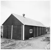 Vägstation H11, Borgholm, filial Högby. Garage- och förrådsbyggnad. Vägsladd framför byggnaden.