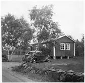 Vägstation K2, Gärestad. Barackbyggnad på plintar, troligen kontorsbyggnad. Framför byggnaden personbil med skylt 