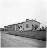 Vägstation K2, Gärestad, filial Holmsjö. Garage- och kontorsbyggnad. Vid gaveln personbil Volvo PV.