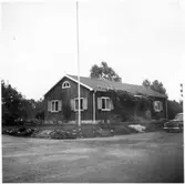 Vägstation K4, Pukavik. Bostadshus, tjänstebostad för vägmästaren med kontor. Personbil Volvo PV.