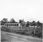 Vägstation K5, Kyrkhult. Garagebyggnad. I förgrunden sandficka och grussorteringsverk.