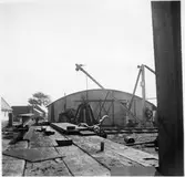 Barsebäck, varvet. Kajanläggning och olika förrådsbyggnader och materielupplag. Lyftkranar.