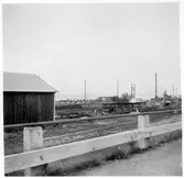 Kanalverket i Falsterbo. förrådsbyggnad och materielupplag. I förgrunden vägräcke.