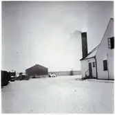 Vägstation M3, Alstad. Vägstationen huvudbyggnad till höger, förmodligen med kontor. Förrådsbyggnad, bensinpump (drivmedelspump), spetsplogar, sidoplogar.