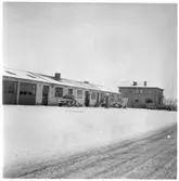 Vägstation M11, Södervidinge. Vägstationens huvudbyggnad med från vänster garage, förråd och kontorsdel. Framför byggnaden liten lastbil, 