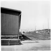 VFO, Depåförrådet. Förrådsbyggnad. Bakom förrådet elektrifierad  järnväg.