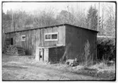 Vägstation O1b, Säve. Förrådsbyggnad. Upplag av muffrör.