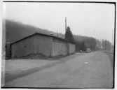 Vägstation O2, Stora Höga, filial Kastellet. Garagebyggnad. Invid väg. Bensinpump (drivmedelspump) vid gaveln.