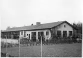 Vägstation P7, Bollebygd. Vägstationens huvudbyggnad, med från vänster garage, kontor och verkstad. Byggd 1943-1944.  Mindre lastbil, 