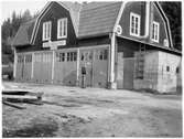 Vägstation P16, Bengtsfors. Äldre huvudbyggnad. Garage i bottenvåningen (eventuellt souterrängvåning). På väggen skylt 