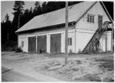 Vägstation P16, Bengtsfors, filial Billingsfors. Garage och förrådsbyggnad. Ovanför portarna skylt 