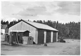 Vägstation R1, Mullsjö. Förrådsbyggnad. Bensinpumpar (drivmedelspumpar).