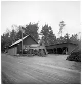 Vägstation R6, Ullervad. Förråds- och garagebyggnader. Vid gaveln grussorteringsverk.