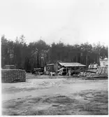 Vägstation R7, Götene. Garageplan med mindre förrådsbyggnader. Diverse material, 