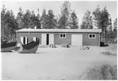 Vägstation S1, Kristinehamn. Förrådsbyggnad. På garageplan spetsplogar, bränslefat.