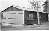 Vägstation S1, Kristinehamn, filial Bjurtjärn. Garagebyggnad. Portar på gaveln.