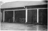 Vägstation S9 Kil, filial Råtorp. Förrådsbyggnad, öppet skjul.