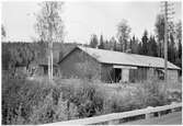 Vägstation S11, Arvika. Äldre vägstation i Långvak, Västra Furtan. Garage- förråds- och kontorsbyggnad. Skylt 