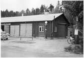 Vägstation S12, Åmotfors. Garage- och kontorsbyggnad. Skylt 