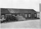 Vägstation S13, Årjäng. Förrådsbyggnad. Upplag av trävirke.