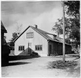 Vägstation T1, Pålsboda.  Garage- och kontorsbyggnad. Ingång från gaveln till kontoret.