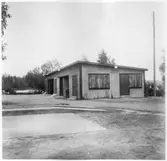 Vägstation T4, Svartå. Förrådsbyggnad. I förgrunden smörjgrop.