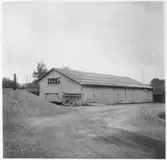 Vägstation T4, Svartå, filial Vretstorp. förrådsbyggnad. Vattentunna av trä.