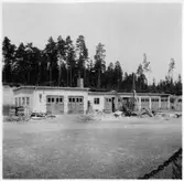 Vägstation T8, Grythyttan. Vägstationens huvudbyggnad (under uppförande), med från vänster verkstad, kontor, garage.