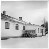 Vägstation U2, Uttersberg. Garage- och kontorsbyggnad. Baksidan med utbyggnad för kontor. Cykelställ med cyklar.