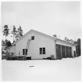 Vägstation U4, Salbohed. Garagebyggnad med verkstadsdel längst bort.