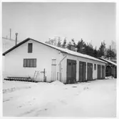 Vägstation U5, Heby. Garagebyggnad, i bakgrunden förrådsbyggnad.