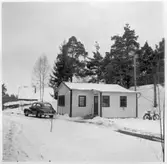 Vägstation U5, Heby. Byggnad, eventuellt kontor eller lokaler för manskapet. Personbil parkerad utanför byggnaden, cyklar.