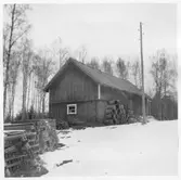 Vägstation U6, Anundshög. Förrådsbyggnad. Upplag av virke och bränslefat.