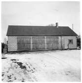 Vägstation U7, Kolbäck. Filial Dingtuna. Garagebyggnad, kontor i byggnadens högra del.