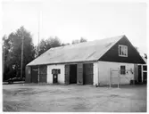 Vägstation W 10 Malung. Garagebyggnad. Nätstängsel med grind.