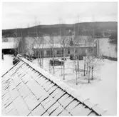 VFW, Depåförråd (Vmo W6). Vy över garageplan mot vägstationens verkstads- och garagebyggnad. Personbilar framför byggnaden.