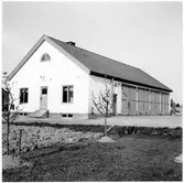 Vägstation Vmo X1b, filial Ockelbo. Filialgarage till Vmo X1. Byggnad med kontor i gaveln, garage i övre delen av byggnaden.