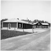 Vägstation Vmo X3, Söderala. Garagebyggnad och förrådsbyggnad. Ligger invid grusväg.