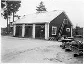 Vägstation Vmo X3, filial Njutånger. Garagebyggnad. Vägsladd till höger.