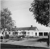 Vägstation Vmo X8, Ljusdal. Vinkelbyggt envånings bostadshus med tillbyggd garagelänga.