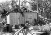 Byggnadsavdelningens förråd, i anslutning till Vmo X8, Ljusdal. Mindre träskjul, skrotupplag