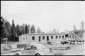 Vägstation Y1, Ånge. Byggande av ny vägstation. Kontors- och förrådsbyggnad. Personbil Volkswagen i förgrunden.