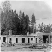 Vägstation Y1, Ånge. Byggande av ny vägstation. Kontors- och förrådsbyggnad. Motorcykel parkerad på garageplan.