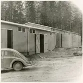 Vägstation Y1, Ånge. Byggande av ny vägstation. Förrådsbyggnad. Markberedning pågår. Personbil Volkswagen.