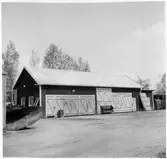 Vägstation Y3, Matfors, filial Njurunda. Garagebyggnad. Mot porten en sandspridare, modell 