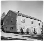 Vägstation Y4, Liden. Bostadshus med källarvåning i tegel med garage och verkstad. Tjänstebostad för vägmästaren och kontor i övervåningen. Bensinpump (drivmedelspump) invid väggen.